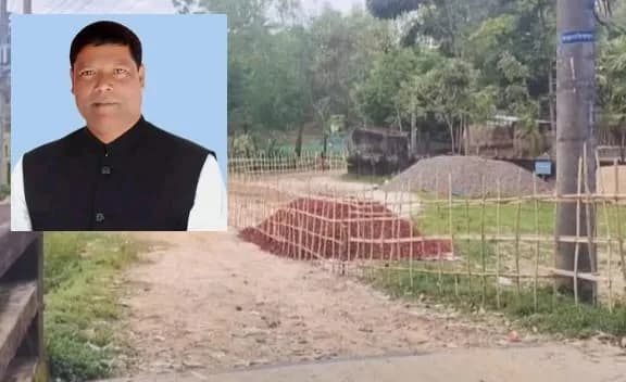 বাঁশের বেড়া দিয়ে সরকারি  সড়ক অবরুদ্ধের অভিযোগ